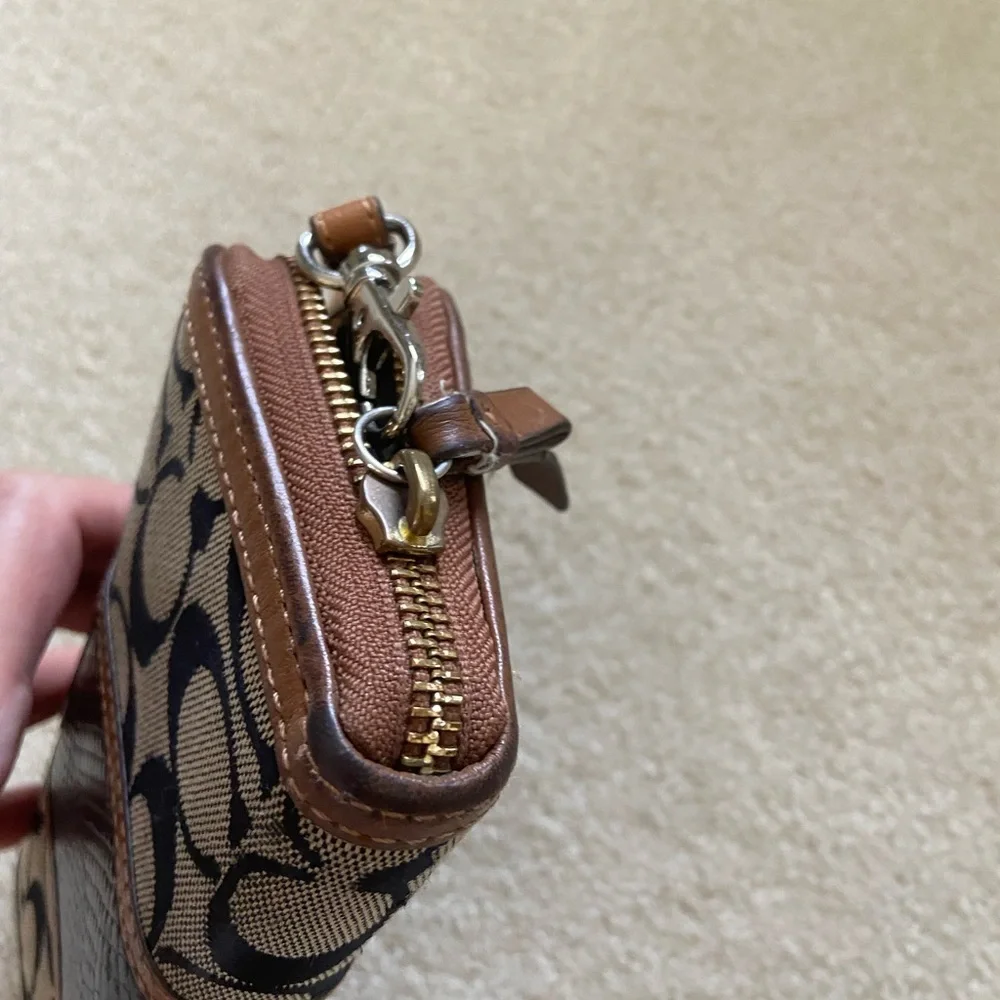 - COACH SIGNATURE STRIPE WITH SNAKE ACCORDION ZIP WALLET, Used
